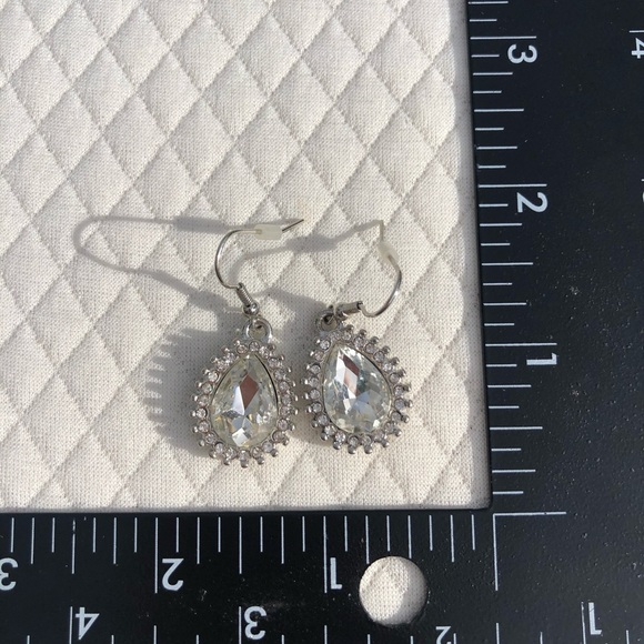 Sparkly drop earrings.  Fun and timeless ✨ - Picture 7 of 8